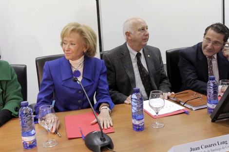 De la Vega, con el rector de la USC, Juan Casares, y el alcalde Conde Roa. | Efe