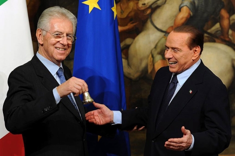 Mario Monti y Silvio Berlusconi bromean durante la transicin. | Efe