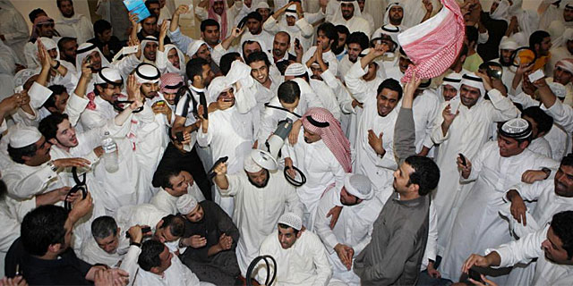 Opositores kuwaitíes han ocupado el interior del Parlamento para pedir la dimisión del primer ministro. | Afp