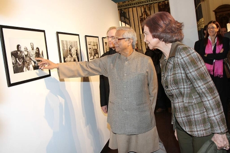 Yunus muestra a Doa Sofa la imagen en la que aparece con su familia. | J.M. Lostau