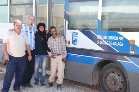 Los conductores de la EMT José Ramón y Pedro Aranda junto a saharauis. | ELMUNDO.es