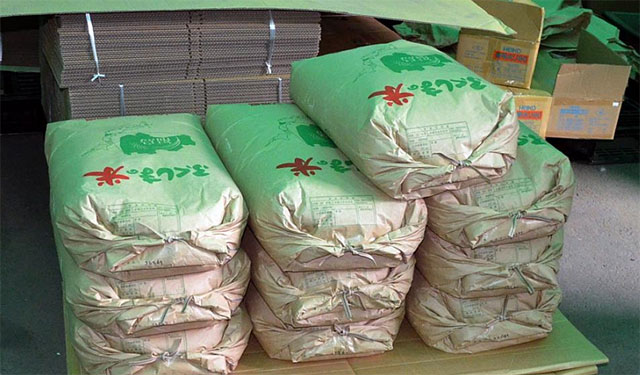 Una partida de bolsas con arroz contaminado.| Afp