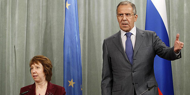 El ministro de Exteriores ruso, Sergui Lavrov, con la jefa de la diplomacia de la UE, Catherine Ashton. | Reuters