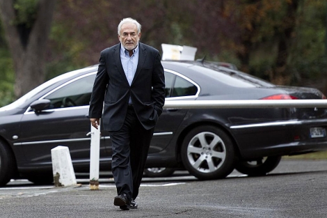 Dominique Strauss Kahn pasea por el suburbio parisino de Sarcelles. | AFP
