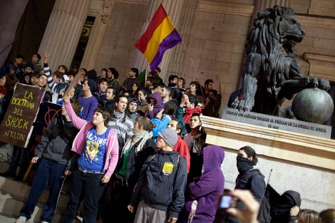 Los manifestantes 'toman' el Congreso. (Jose Luis Cuesta)