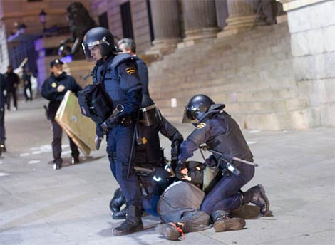 La Polica detiene a uno de los manifestantes. (Jos Luis Cuesta)