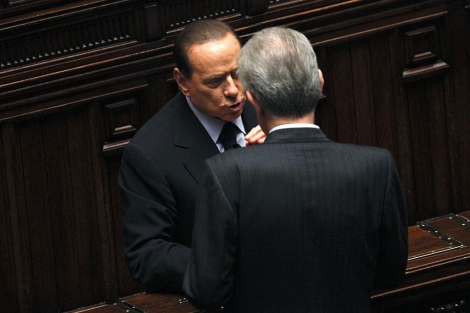 Mario Monti, de espaldas, conversa con Silvio Berlusconi en la Cmara de Diputados. | Reuters