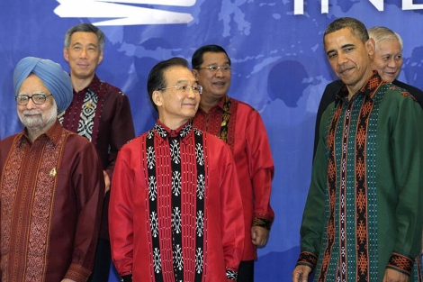 Singh (primero izquierda) y Jiabao (centro), en la reciente cumbre Asia Pacífico. | Ap