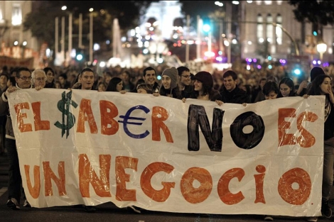 Manifestantes camino de la Puerta del Sol, este viernes en Madrid. (Foto: Alberto Di Lolli)