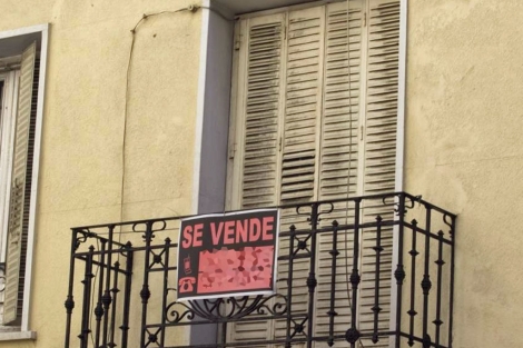 Piso con el cartel de 'Se vende' en Madrid. | Begoa Rivas