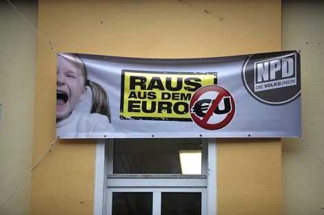 Pancarta del partido ultraderechista NPD contra el euro. | Reuters