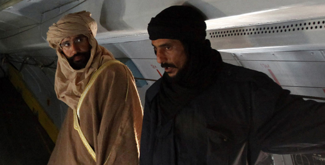 Saif Al Islam (izq.), detenido en el avin. | Reuters [VEA MS IMGENES]