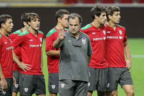 Marcelo Bielsa realiza un gesto ante sus jugadores durante un entrenamiento. | Efe