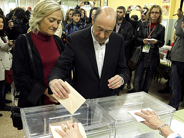 Rubalcaba introduce su voto ante la mirada de su esposa, Pilar Goya. | Efe