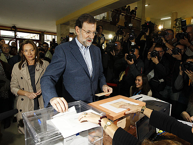 Mariano Rajoy introduce su voto en presencia de su mujer, Elvira Fernndez. | Alberto Cullar