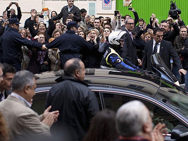Detractores de Zapatero comienzan a gritarle al llegar en su vehículo oficial. | Paul Hanna | Reuters
