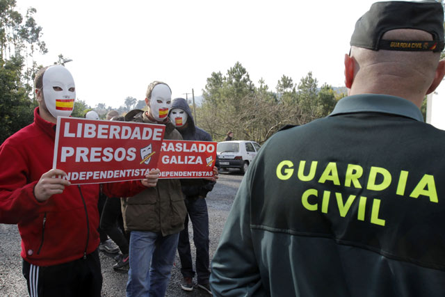 Un grupo de independentistas gallegos a favor de los presos a las puertas del colegio de A Escravitude (A Corua). | Efe