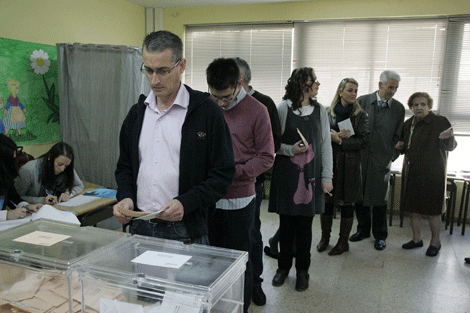 Rajoy Reboredo se coloc al final de la larga cola para votar. | R. Gonzlez