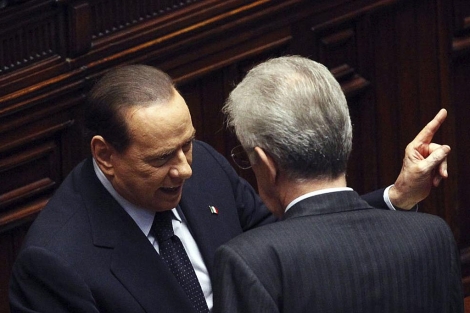 Berlusconi habla con Monti hace unos das en el Parlamento. | Efe