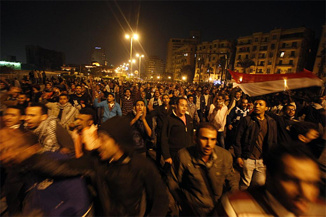 Los manifestantes en la plaza Tahrir de El Cairo, el domingo por la noche. (EFE)