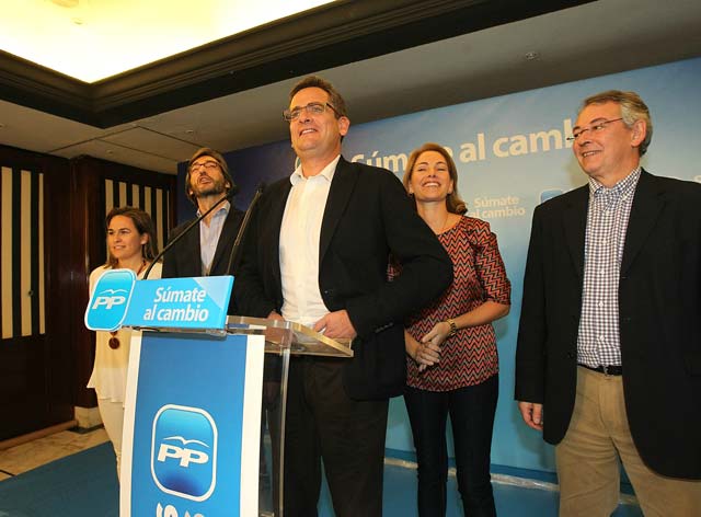 Antonio Basagoiti y sus compaeros de partido sonren a la hora de valorar los resultados del PP. | Mitxi