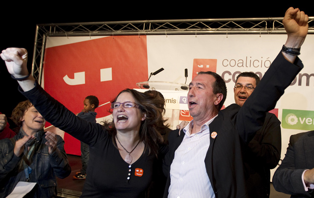Joan Baldov, nuevo diputado de Comproms, celebra su xito con Mnica Oltra. | Benito Pajares