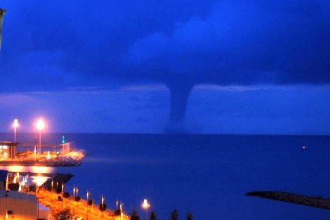 Tornado o manga marina, desde el Puerto de Alicante a las 7:30 horas. | Jos Luis Torregrosa