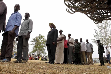 El presidente ugands (con sombrero) espera para votar en febrero de este ao. | Reuters