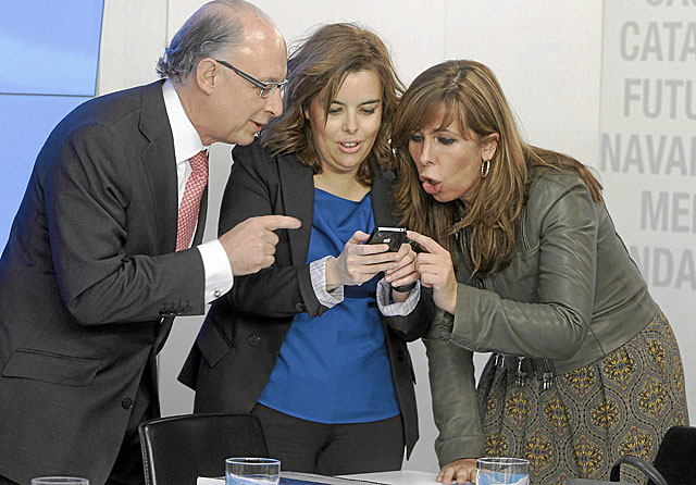 Sáenz de Santamaría muestra una foto a Montoro y Sánchez Camacho, el lunes en Génova. | Efe
