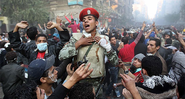 Un soldado trata de contener a los manifestantes en Tahrir. | Afp