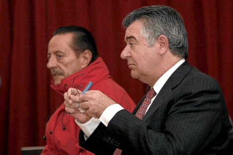 Julin Muoz y Juan Antonio Roca durante un juicio. | ELMUNDO.es