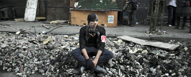 Un manifestantes descansa en los enfrentamientos. | Afp [MS IMGENES]