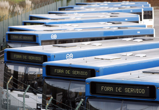 Autobuses fuera de servicio en Oporto. | Efe