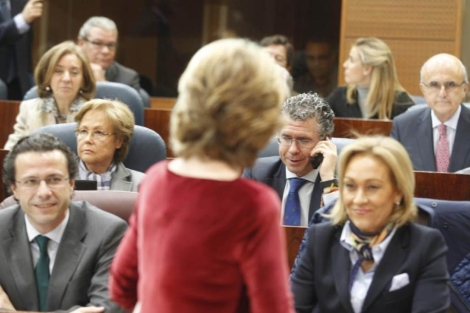 Aguirre -de espaldas- y Granados charlando por teléfono hoy en la Asamblea. (Ayma)