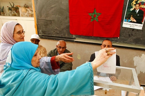 Unas mujeres marroques votan en Rabat. | Ap