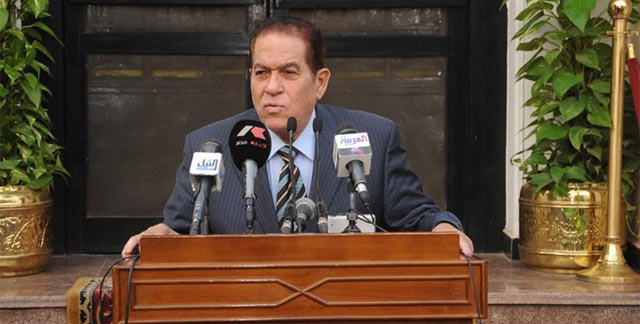Kamal al Ganzuri durante una rueda de prensa en El Cairo. | Efe