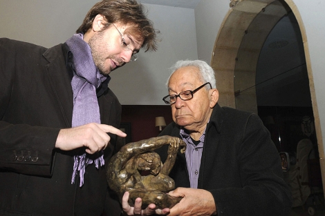 Rafael Saravia entrega el Premio Leteo (una escultura de Amancio Gonzlez) al poeta brasileo Ldo Ivo. | J. C. | Efe