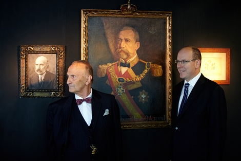 Alberto de Mónaco, con Vicente Zaragüeta, fernte a un retrato de su tatarabuelo. | J. Corostola