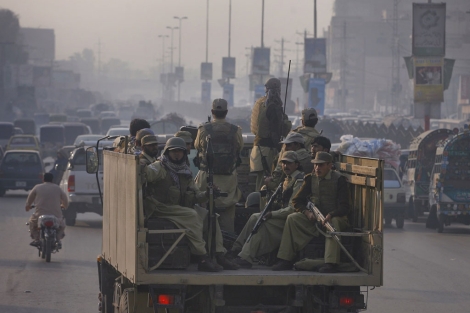 Fuerzas paramilitares patrullan las calles tras el ataque.| Reuters