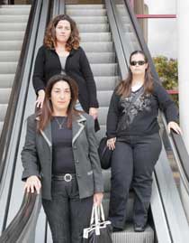 De abajo arriba, M ngeles, Diana y Marga, en las escaleras de la Conselleria de Educacin. | Cati Cladera