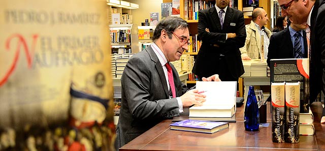 Pedro J. Ramrez durante una firma de ejemplares de su libro.