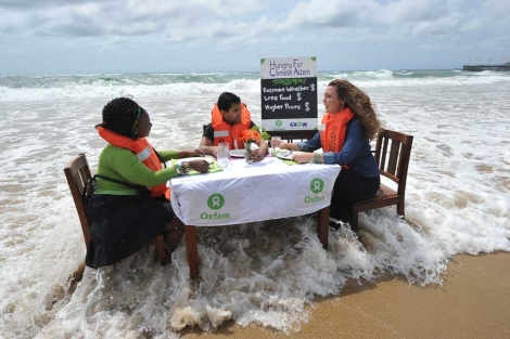 Activistas de Oxfam durante una protesta ante la cumbre del clima de Durban. | Afp