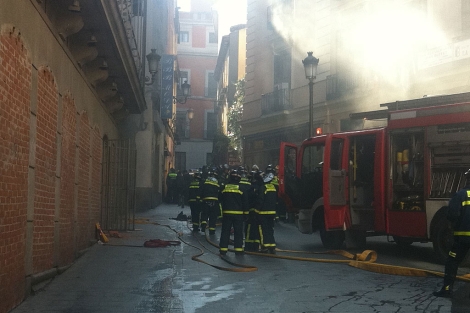 Bomberos intentando sofocar el incendio en el Albniz. (Foto: El Mundo)
