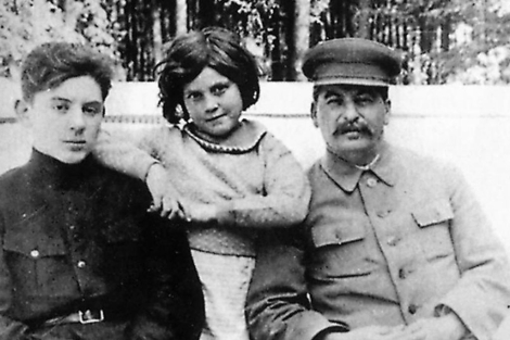 Svetlana Stalina, con Stalin y uno de sus hermanos.