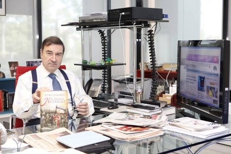 Pedro J. Ramrez, en su despacho, con un ejemplar de 'El primer naufragio'. | E.M.