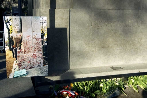 Una fotografía de la tumba de Wilde llena de besos junto a la nueva tumba. | Charles Platiau