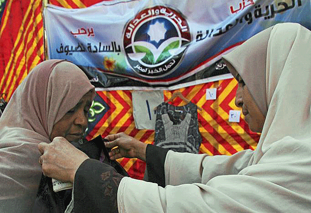 Dos mujeres egipcias, en un mercadillo organizado por los Hermanos Musulmanes. | F. C.