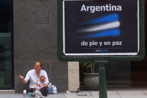 Una mujer pide limosna en Buenos Aires. | Daro Lpez-Mills