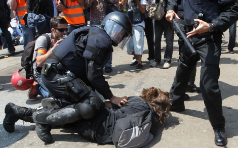 Un mosso reduce a un manifestante en la plaza Catalunya. | Domnec Umbert