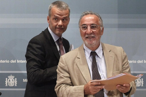 El director de la DGT, Pere Navarro, junto al ministro del Interior. | scar Monzn